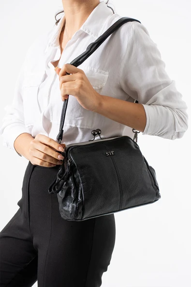 Yıkama Deri Klipsli Fermuarlı 3 Bölmeli Burslu Omuz Çantası Siyah Model:(571-13T) ürün görseli 1