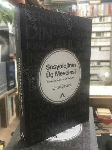 SOSYOLOJİNİN ÜÇ MESELESİ - KİMLİK, DEMOKRASİ, SEKÜLERLEŞME ürün görseli