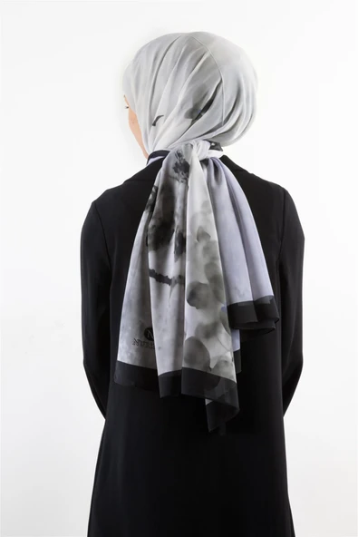 KREP ŞAL BATİK VE ÇİÇEK DESENLİ SİYAH - SAKS RENKLİ 70X190 KIRIŞMAZ ŞAL İTALYAN DİKİŞLİ ürün görseli