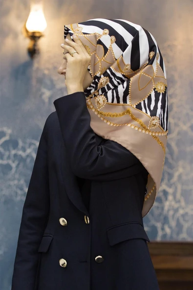 Twill Gold Detaylı Zebra Desenli Bej Renkli 90x90 Eşarp (İpek İçermez) Kenar Dikiş Şekli El Dikişli ürün görseli