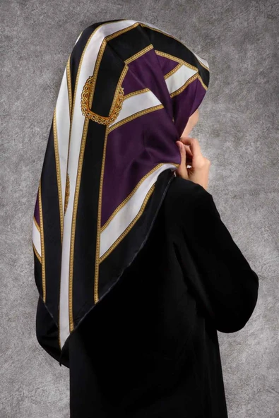 Twill Kemerli Ve Geometrik Desenli Mürdüm - Siyah Renkli 90x90 Eşarp (İpek İçermez) Dikim Şekli : El Dikişi ürün görseli 1