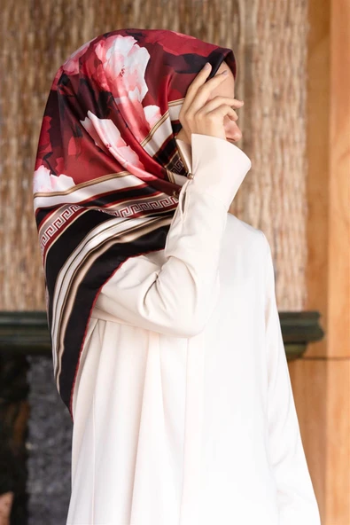 Rayon Çerçeveli Gül Desenli Kırmızı Renkli 90x90 Dikim Şekli : El Dikişi Eşarp (İpek İçermez) Kenar Dikiş Şekli El Dikişli ürün görseli