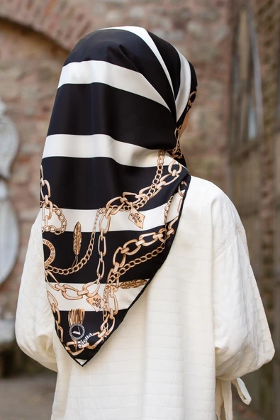 Twill Çizgili Zincir Desenli Siyah Renkli 90x90 Eşarp (İpek İçermez) Kenar Dikiş Şekli El Dikişli ürün görseli