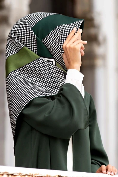 %100 Twill İpek Kazayağı Desenli Zümrüt Yeşili - Haki Renkli 90x90 Eşarp Dikim Şekli : El Dikişi ürün görseli