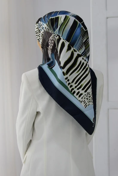 %100 Twill İpek Geometrik Desenli Petrol Mavisi - İndigo Renkli 90x90 Eşarp Dikim Şekli : El Dikişi ürün görseli 1