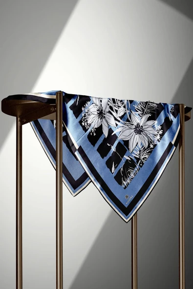 %100 Twill İpek Çiçekli ve Geometrik Desenli İndigo - Siyah Renkli 90x90 Eşarp Dikim Şekli : El Dikişi - Resim 3