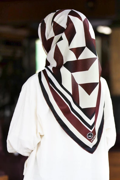 Twill Geometrik Desenli Şarabi Renkli 90x90 Eşarp (İpek İçermez) Kenar Dikiş Şekli El Dikişli ürün görseli