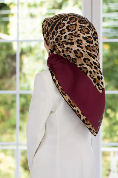 %100 Twill İpek Leopar Desenli Bordo Renkli 90x90 Eşarp Dikim Şekli : El Dikişi ürün görseli 1
