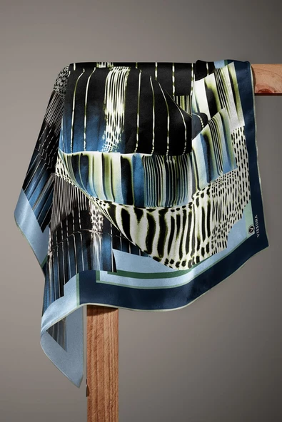 %100 Twill İpek Geometrik Desenli Petrol Mavisi - İndigo Renkli 90x90 Eşarp Dikim Şekli : El Dikişi - Resim 5