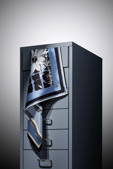 %100 Twill İpek Çiçekli ve Geometrik Desenli İndigo - Siyah Renkli 90x90 Eşarp Dikim Şekli : El Dikişi - Resim 4