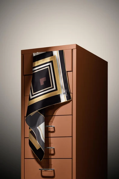 %100 Twill İpek Kare Desenli Siyah - Gold Renkli 90x90 Eşarp Kenar Dikiş Şekli El Dikişli - Resim 4