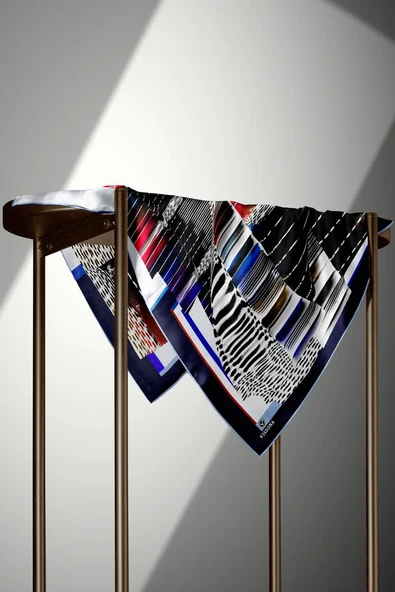 %100 Twill İpek Geometrik Desenli Lacivert - Kırmızı Renkli 90x90 Eşarp Dikim Şekli : El Dikişi - Resim 4