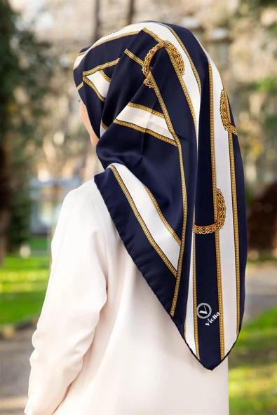 Twill Kemerli Ve Geometrik Desenli Lacivert - Krem Renkli 90x90 Eşarp (İpek İçermez) Dikim Şekli : El Dikişi ürün görseli