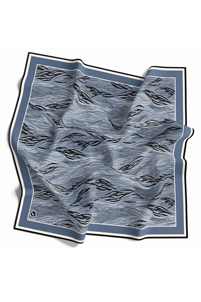 Twill Soyut Çizgi Desenli İndigo Renkli 90x90 Eşarp (İpek İçermez) Kenar Dikiş Şekli El Dikişli ürün görseli 1