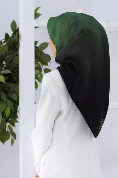 %100 Twill İpek Degrade Desenli Zümrüt Yeşili Renkli 90x90 Eşarp Dikim Şekli : El Dikişi ürün görseli