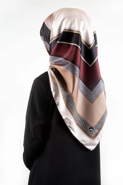 Twill Gold Detaylı ve Antik Motif Desenli Bordo Renkli 90x90 Eşarp (İpek İçermez) Kenar Dikiş Şekli El Dikişli ürün görseli