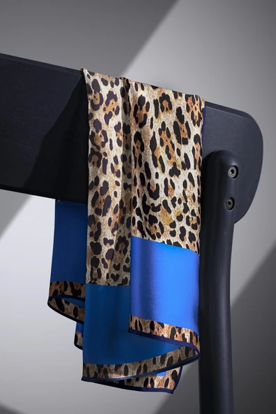 %100 Twill İpek Leopar Desenli Saks Renkli 90x90 Eşarp Dikim Şekli : El Dikişi - Resim 3