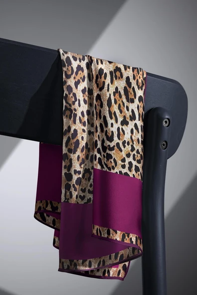 %100 Twill İpek Leopar Desenli Mürdüm Renkli 90x90 Eşarp Dikim Şekli : El Dikişi - Resim 3