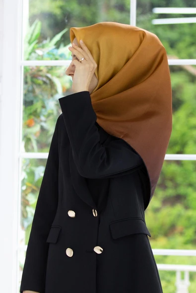 %100 Twill İpek Degrade Desenli Gold Renkli 90x90 Eşarp Dikim Şekli : El Dikişi ürün görseli