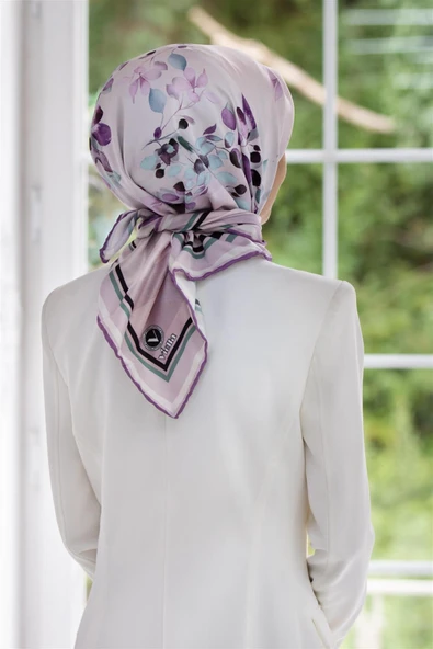 Twill Çiçek Desenli Lila Renkli 90x90 Eşarp (İpek İçermez) Kenar Dikiş Şekli El Dikişli ürün görseli