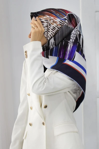 %100 Twill İpek Geometrik Desenli Lacivert - Kırmızı Renkli 90x90 Eşarp Dikim Şekli : El Dikişi ürün görseli