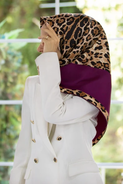 %100 Twill İpek Leopar Desenli Mürdüm Renkli 90x90 Eşarp Dikim Şekli : El Dikişi ürün görseli 1
