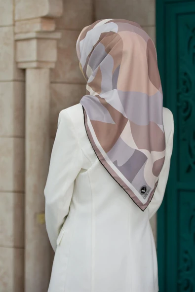 Twill Sulu Boyalı Çiçek Desenli Gri Renkli 90x90 Eşarp (İpek İçermez) Dikim Şekli : El Dikişi ürün görseli