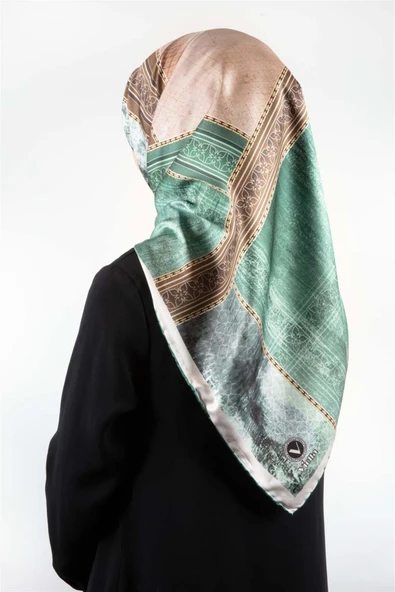 Twill Dokulu Ve Geometrik Desenli Petrol Yeşili Renkli 90x90 Eşarp (İpek İçermez) Dikim Şekli : El Dikişi ürün görseli