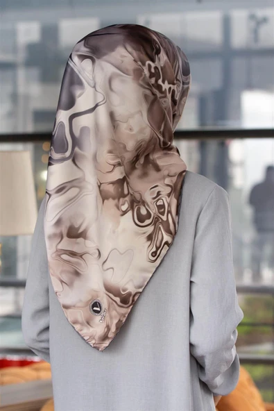 Rayon Batik Desenli Gri Renkli 90x90 Dikim Şekli : El Dikişi Eşarp (İpek İçermez) Kenar Dikiş Şekli El Dikişli ürün görseli