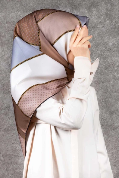 Twill Geometrik Desenli Gri - Bej Renkli 90x90 Eşarp (İpek İçermez) Kenar Dikiş Şekli El Dikişli ürün görseli 1