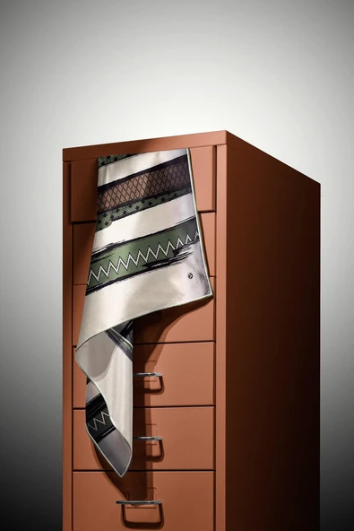 %100 Twill İpek Motifli Ve Şerit Desenli Sütlü Kahve - Çağla Renkli 90x90 Eşarp Dikim Şekli : El Dikişi - Resim 4