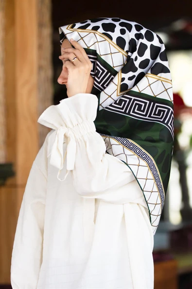 Twill Taş Desenli Zümrüt Yeşili Renkli 90x90 Eşarp (İpek İçermez) Kenar Dikiş Şekli El Dikişli ürün görseli