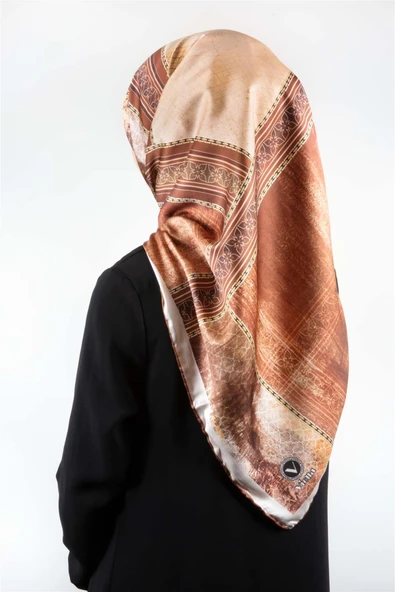 Twill Dokulu Ve Geometrik Desenli Taba Renkli 90x90 Eşarp (İpek İçermez) Dikim Şekli : El Dikişi ürün görseli