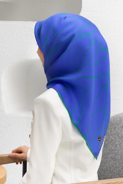 %100 Twill İpek Çizgi Desenli Saks - Zümrüt Yeşili Renkli 90x90 Eşarp Dikim Şekli : El Dikişi ürün görseli