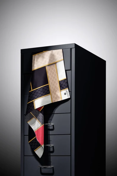 %100 Twill İpek Geometrik Desenli Siyah - Kırmızı Renkli 90x90 Eşarp Dikim Şekli : El Dikişi - Resim 3