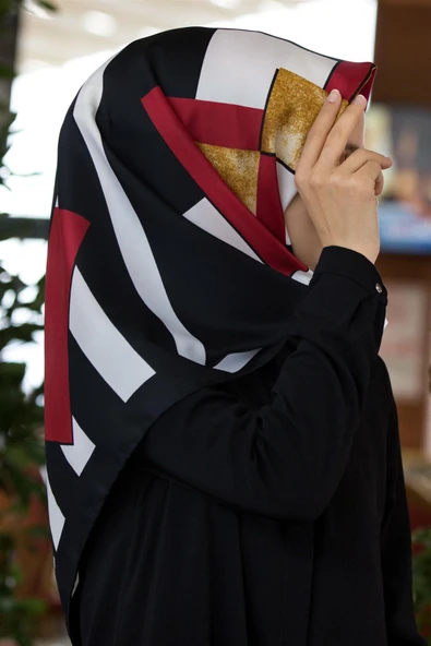 Twill Çizgili ve Gold Desenli Siyah - Kırmızı Renkli 90x90 Eşarp (İpek İçermez) Kenar Dikiş Şekli El Dikişli ürün görseli