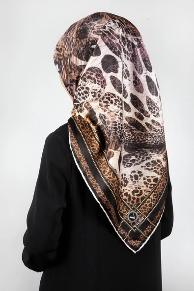 Twill Leopar Desenli Siyah Renkli 90x90 Eşarp (İpek İçermez) Kenar Dikiş Şekli El Dikişli ürün görseli