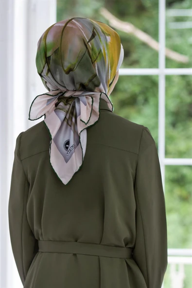 Twill Çiçek Tablo Desenli Zümrüt Yeşili Renkli 90x90 Eşarp (İpek İçermez) Kenar Dikiş Şekli El Dikişli ürün görseli