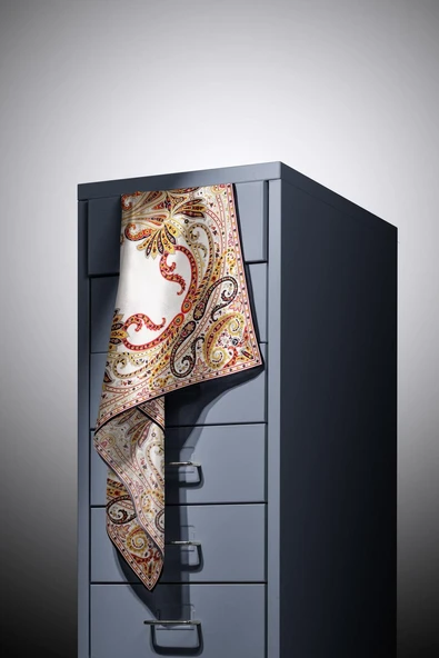 %100 Twill İpek Şal Desenli Siyah - Krem Renkli 90x90 Eşarp Dikim Şekli : El Dikişi - Resim 2