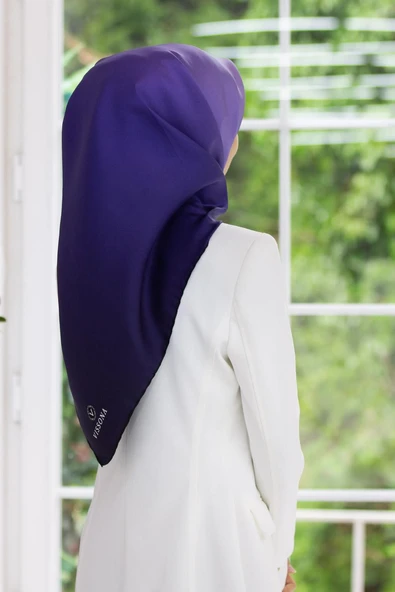 %100 Twill İpek Degrade Desenli Mor Renkli 90x90 Eşarp Dikim Şekli : El Dikişi ürün görseli