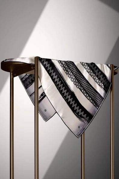 %100 Twill İpek Motifli Ve Şerit Desenli Krem- Siyah Renkli 90x90 Eşarp Dikim Şekli : El Dikişi - Resim 3
