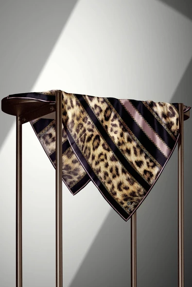 %100 Twill İpek Leopar Desenli Pudra - Siyah Renkli 90x90 Eşarp Dikim Şekli : El Dikişi - Resim 4