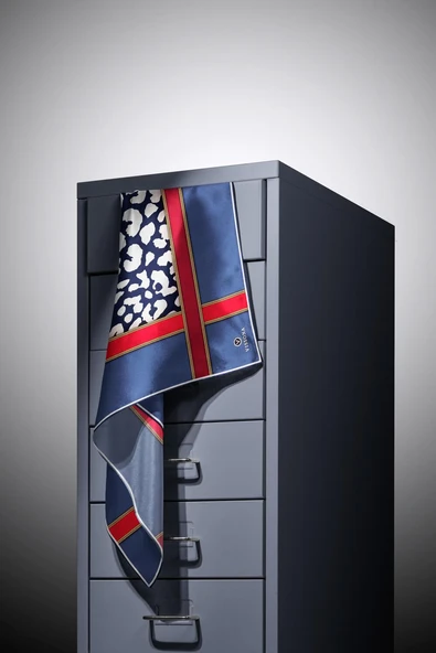 %100 Twill İpek Leopar Desenli İndigo - Kırmızı Renkli 90x90 Eşarp Dikim Şekli : El Dikişi - Resim 5