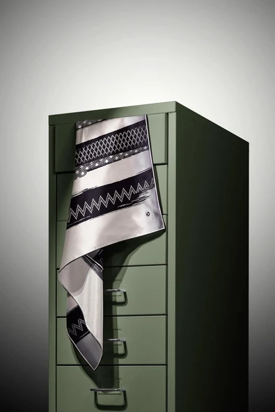 %100 Twill İpek Motifli Ve Şerit Desenli Krem- Siyah Renkli 90x90 Eşarp Dikim Şekli : El Dikişi - Resim 4