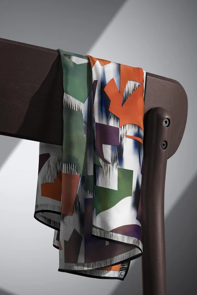 %100 Twill İpek Geometrik Desenli Turuncu - Zümrüt Yeşili Kabuğu Renkli 90x90 Eşarp Dikim Şekli : El Dikişi - Resim 3