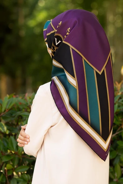 %100 Twill İpek Baroklu Ve Geometrik Desenli Mürdüm - Petrol Yeşili Renkli 90x90 Eşarp Dikim Şekli : El Dikişi ürün görseli 1