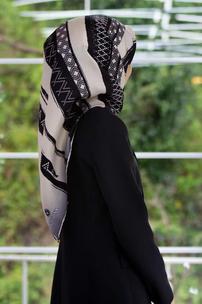 %100 Twill İpek Motifli Ve Şerit Desenli Krem- Siyah Renkli 90x90 Eşarp Dikim Şekli : El Dikişi ürün görseli