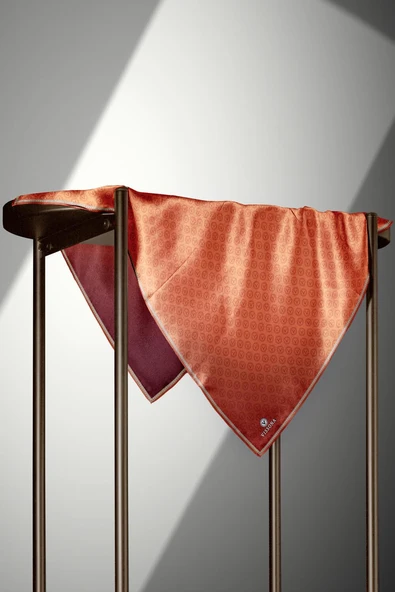 %100 Twill İpek Monogram Desenli Taba Renkli 90x90 Eşarp Dikim Şekli : El Dikişi - Resim 3