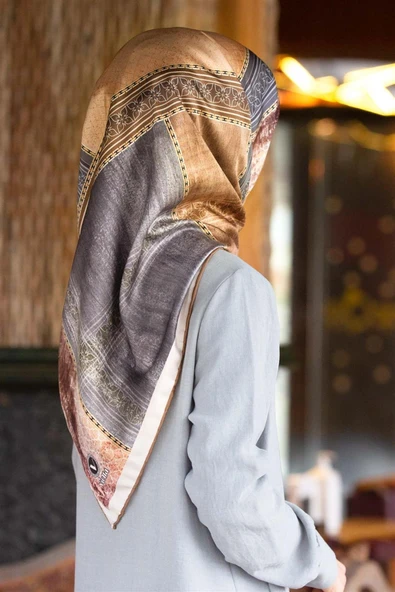 Twill Dokulu Ve Geometrik Desenli Gri Renkli 90x90 Eşarp (İpek İçermez) Dikim Şekli : El Dikişi ürün görseli 1