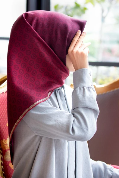 %100 Twill İpek Monogram Desenli Bordo Renkli 90x90 Eşarp Dikim Şekli : El Dikişi ürün görseli